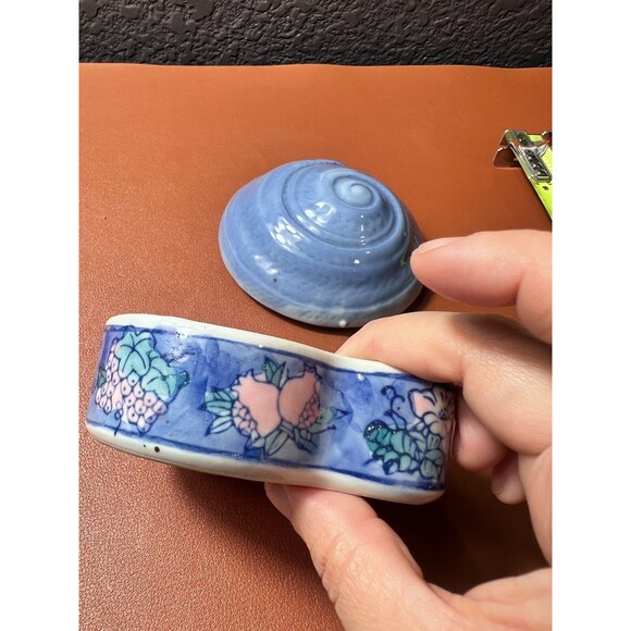 Vintage Ceramic Shell Trinket Box Blue Glazed with Floral Design Lid Coastal Dec - Picture 11 of 11